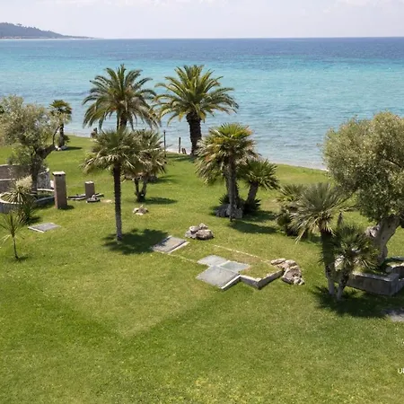 Sea Breeze Apartments, Beachfront Location