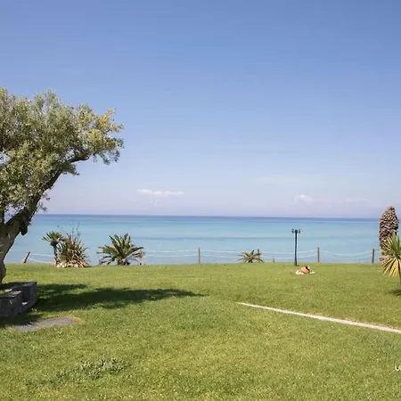 Sea Breeze Apartments, Beachfront Location شقة