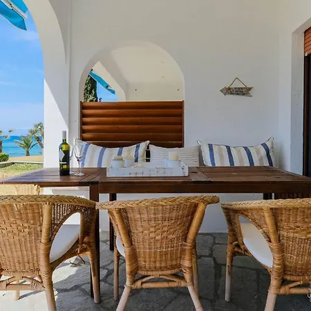 شقة Sea Breeze Apartments, Beachfront Location