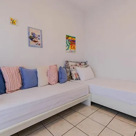 Sea Breeze Apartments, Beachfront Location شقة *