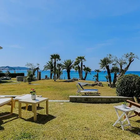 Sea Breeze Apartments, Beachfront Location شقة