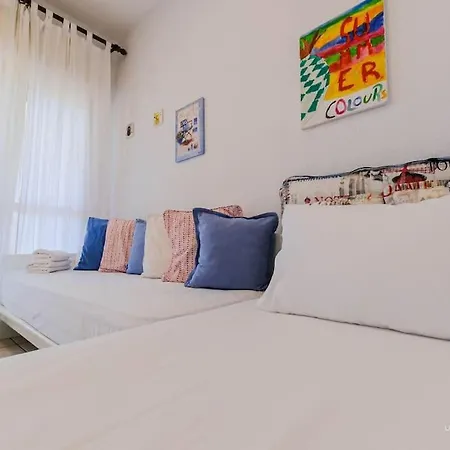 Sea Breeze Apartments, Beachfront Location شقة *