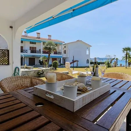 Sea Breeze Apartments, Beachfront Location * Skála Foúrkas
