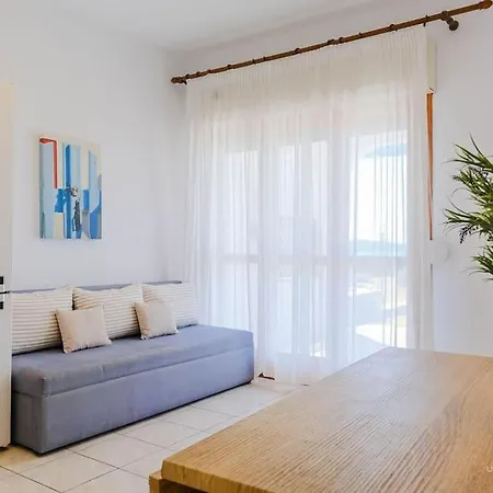 شقة Sea Breeze Apartments, Beachfront Location *