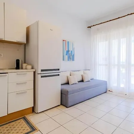 Sea Breeze Apartments, Beachfront Location شقة