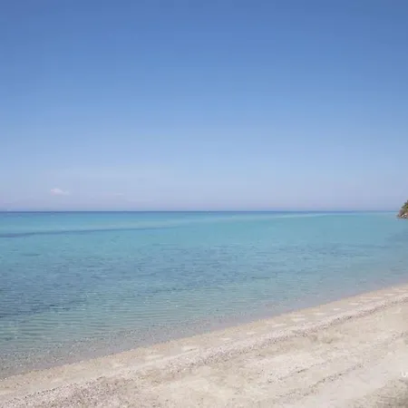 Sea Breeze Apartments, Beachfront Location Skála Foúrkas
