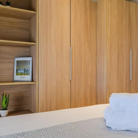 شقة Sea Breeze Apartments, Beachfront Location