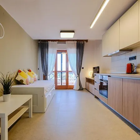Sea Breeze Apartments, Beachfront Location شقة