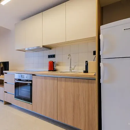 Sea Breeze Apartments, Beachfront Location شقة *