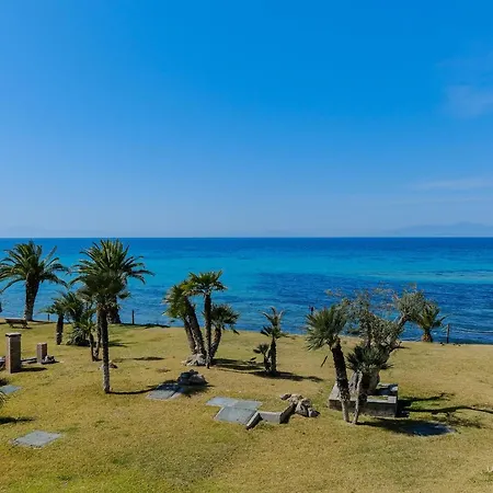 Sea Breeze Apartments, Beachfront Location