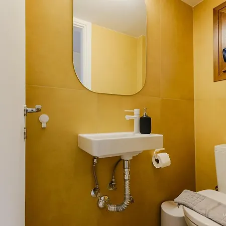 شقة Sea Breeze Apartments, Beachfront Location *