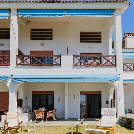 Sea Breeze Apartments, Beachfront Location *