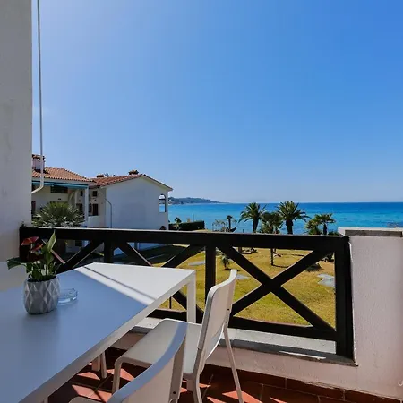 Sea Breeze Apartments, Beachfront Location شقة