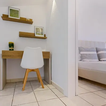 Sea Breeze Apartments, Beachfront Location شقة *