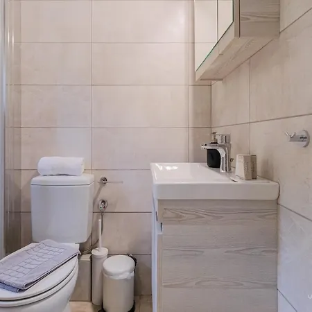 Sea Breeze Apartments, Beachfront Location