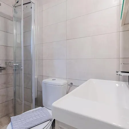 شقة Sea Breeze Apartments, Beachfront Location *