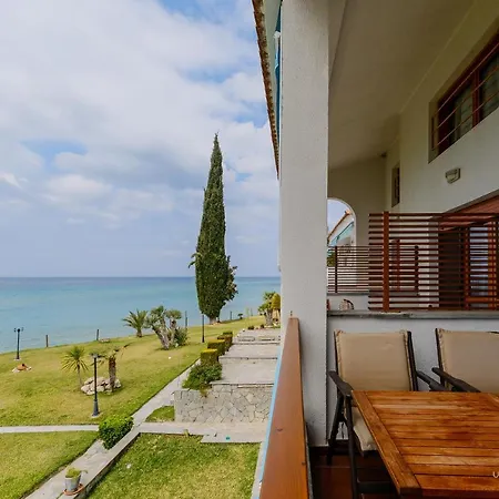 Apartmán Sea Breeze Apartments, Beachfront Location