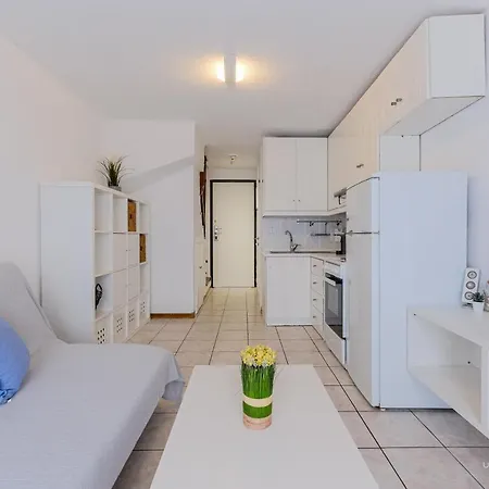 شقة Sea Breeze Apartments, Beachfront Location *