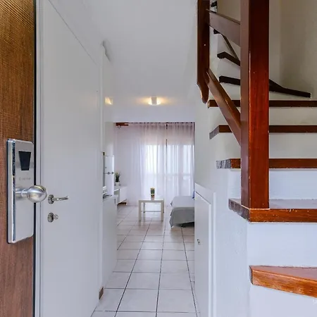 Sea Breeze Apartments, Beachfront Location شقة