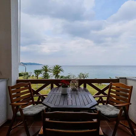 Sea Breeze Apartments, Beachfront Location Apartment *