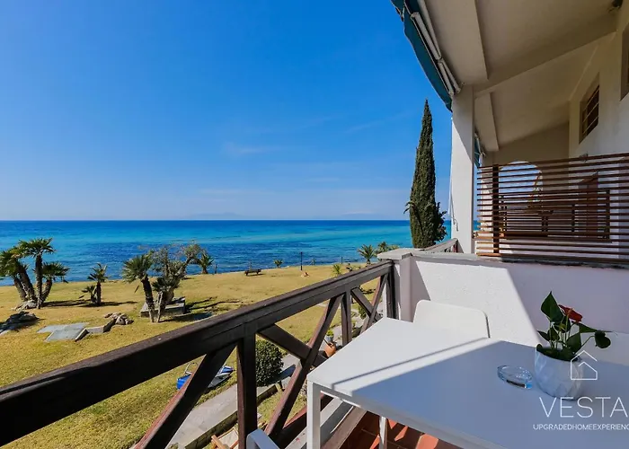 Sea Breeze Apartments, Beachfront Location