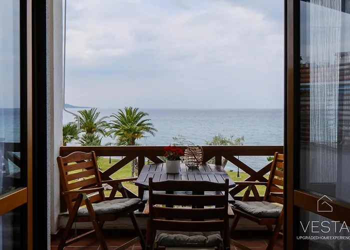 Sea Breeze Apartments, Beachfront Location *