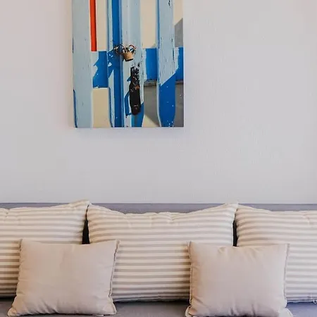 Sea Breeze Apartments, Beachfront Location *