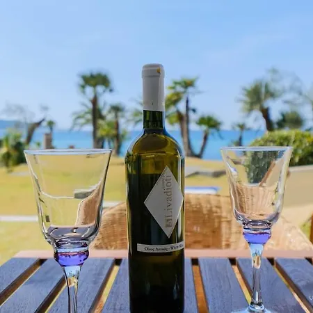 Sea Breeze Apartments, Beachfront Location