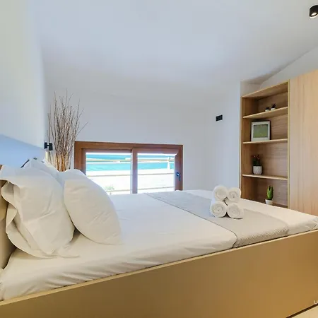 Apartman Sea Breeze Apartments, Beachfront Location