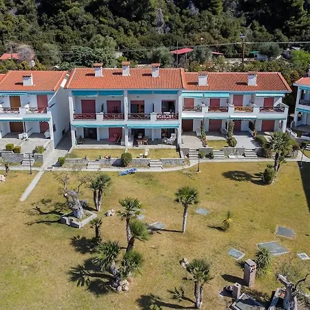 Sea Breeze Apartments, Beachfront Location