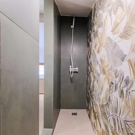 Sea Breeze Apartments, Beachfront Location