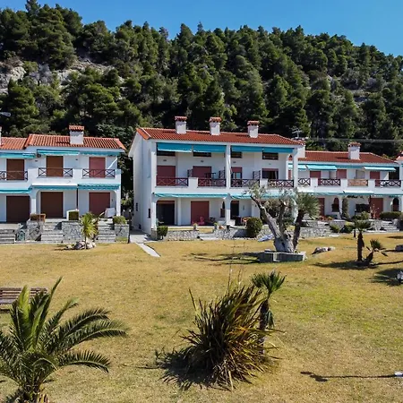 Sea Breeze Apartments, Beachfront Location