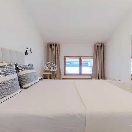 Sea Breeze Apartments, Beachfront Location