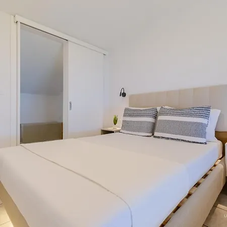 Sea Breeze Apartments, Beachfront Location *