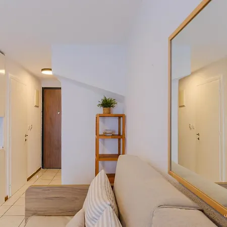 Sea Breeze Apartments, Beachfront Location