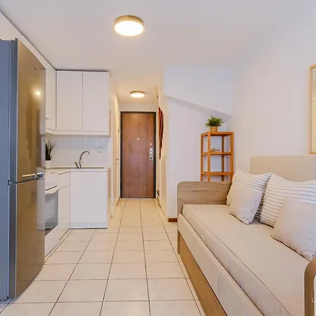 Sea Breeze Apartments, Beachfront Location *