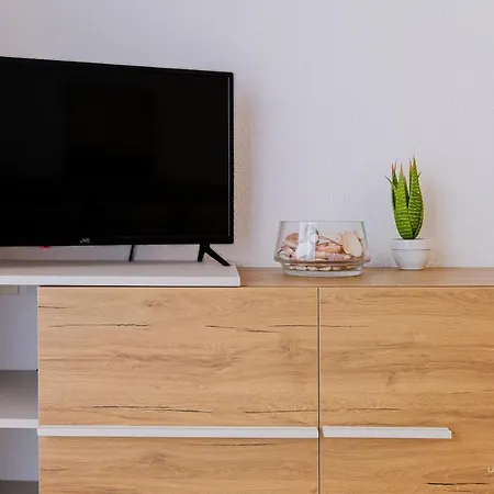 Apartman Sea Breeze Apartments, Beachfront Location