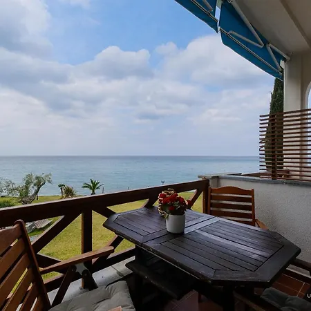 Sea Breeze Apartments, Beachfront Location