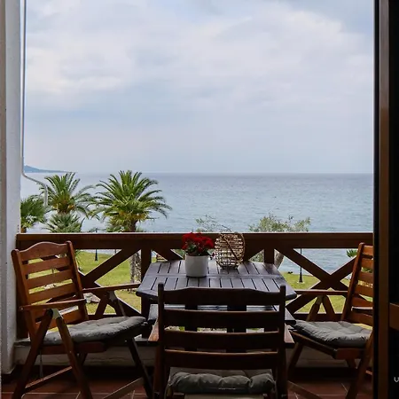 Sea Breeze Apartments, Beachfront Location *