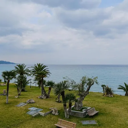 Sea Breeze Apartments, Beachfront Location *