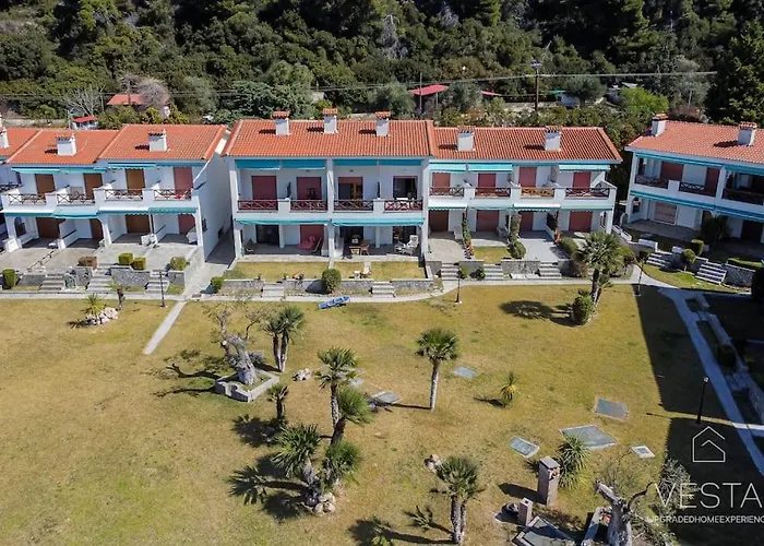 Sea Breeze Apartments, Beachfront Location