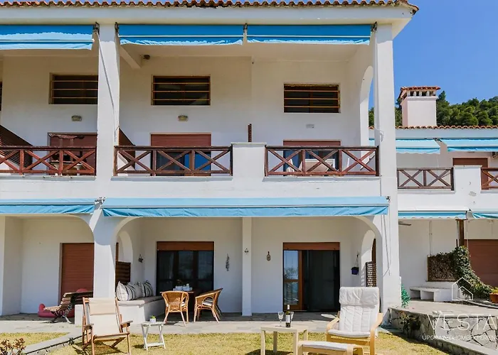 Sea Breeze Apartments, Beachfront Location *