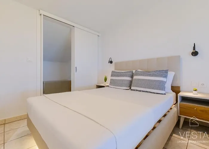 Sea Breeze Apartments, Beachfront Location *