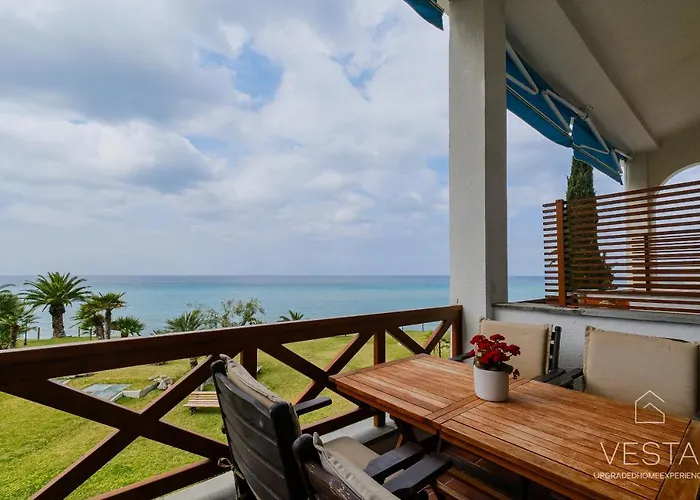 Sea Breeze Apartments, Beachfront Location Lejlighed *