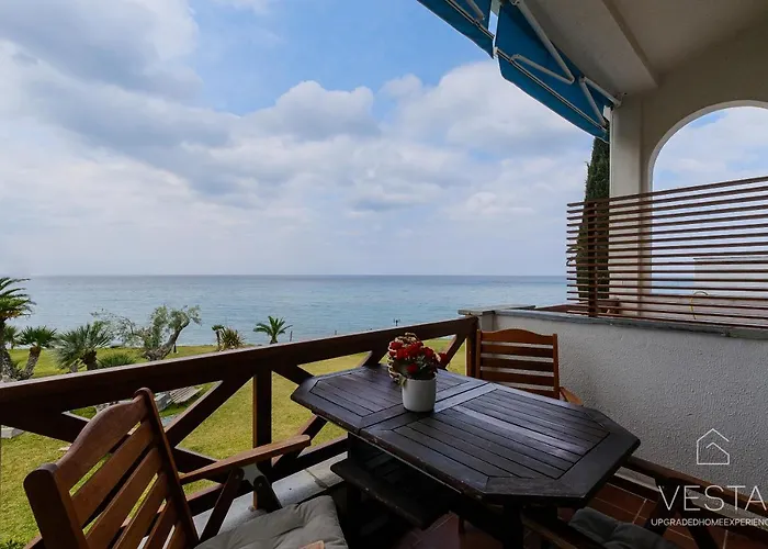 Sea Breeze Apartments, Beachfront Location