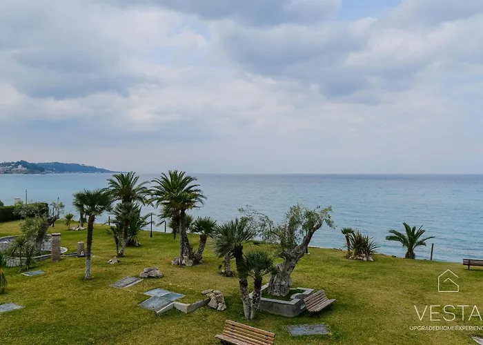 Sea Breeze Apartments, Beachfront Location *